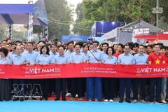 Товарищ Чинь Ван Кует, секретарь ЦК КПВ, Заведующий Отделом ЦК КПВ по пропаганде, политическому воспитанию и работе с народными массами вместе с делегатами участвует в пешей акции «За здоровый Вьетнам». (Фото: ВИА)