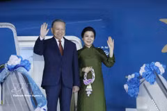 Премьер-министр Анутин Чарнвиракул и его супруга вместе с рядом представителей Правительства Королевства Таиланд прибыли в международный аэропорт Донмыанг, чтобы проводить Генерального секретаря ЦК КПВ, Президента государства То Лама и его супругу. Фото: ВИА
