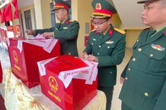 На избирательном участке на острове Бачлонгви проводится опечатывание избирательной урны. (Фото: ВИА)