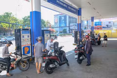 Жители приобретают бензин и нефтепродукты на автозаправочной станции № 5 (квартал Нинькьеу, город Кантхо), принадлежащей Компании с ограниченной ответственностью одного участника «Нефтепродукты Юго-Западного региона», во второй половине дня 6 апреля 2026 года. (Фото: ВИА)