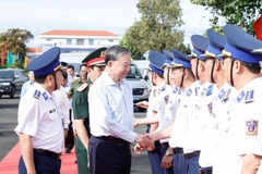 Генеральный секретарь То Лам с представителями Командования 4-го района Береговой охраны. (Фото: ВИА)