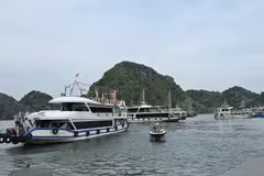 Судно ожидает туристов для посещения бухты Ланха у туристического причала Кайбео. (Фото: ВИА)