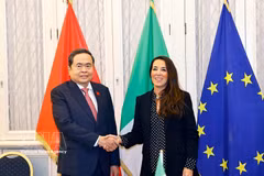 Председатель Национального собрания Чан Тхань Ман встречается с заместителем Председателя Сената Италии Личией Ронцулли. (Фото: ВИА)