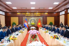 Премьер-министр Вьетнама Фам Минь Тьинь и Премьер-министр Камбоджи Хун Манет проводят переговоры. (Фото: ВИА)