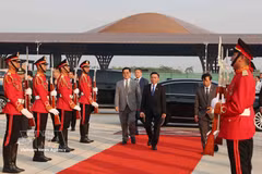 Постоянный член Секретариата Чан Кам Ту вылетает из международного аэропорта Течо, успешно завершая официальный визит в Королевство Камбоджа. (Фото: ВИА)