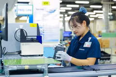 Сборка смартфонов на предприятии Samsung Electronic Vietnam Thai Nguyen Co., Ltd. в промышленной зоне Йенбинь. Фото: ВИА