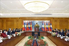 Генеральный секретарь То Лам проводит встречу с Председателем Национальной ассамблеи Лаоса Сайсомпхоном Фомвиханом. (Фото: ВИА)