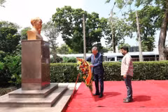 Генеральный секретарь, Президент государства То Лам и Президент Шри-Ланки Анура Кумара Диссанаяке вместе с руководителями высокого уровня Вьетнама возлагают цветы к памятнику Президенту Хо Ши Мину на территории Общественной библиотеки Коломбо. Фото: dangcongsan.org.vn