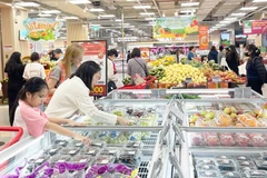 Покупатели выбирают фрукты в торговом центре Lotte Mall West Lake Hanoi. (Фото: Hanoimoi)