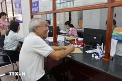 Жители приходят оформлять административные процедуры в квартале Вунгтау. (Фото: ВИА)