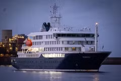 Круизное судно MV Hondius стоит в порту Гранадилья на острове Тенерифе, Испания, 10 мая 2026 года. (Фото: Синьхуа/ВИА)