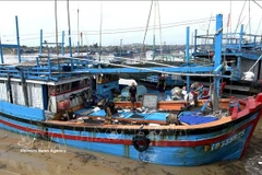 Рыбаки в рыбном порту Донгтак (квартал Фуйен, провинция Даклак) готовятся вновь выйти в море после шторма. (Фото: ВИА)