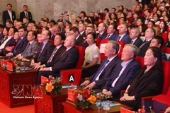 Генеральный секретарь То Лам вместе с делегатами присутствует на программе культурно-художественного обмена "Русская душа в сердце Вьетнама". (Фото: ВИА)
