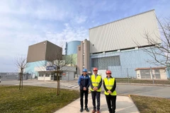 Посол Вьетнама в Австрии и Словении Ву Ле Тхай Хоанг посещает атомную электростанцию Кршко.