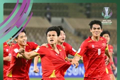 Игрок под № 21 Минь Фук забивает решающий гол, принесший сборной Вьетнама U23 итоговую победу со счётом 3:2 над ОАЭ U23. (Фото: AFC)