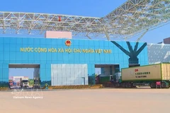 Транспортные средства, перевозящие экспортно-импортные грузы, на пункте пропуска у моста Бэйлуань II. (Фото: ВИА)