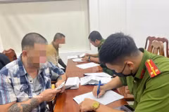 Сотрудники Полиции города Хошимина во взаимодействии с соответствующими ведомствами приняли 47 граждан Вьетнама, депортированных Соединенными Штатами Америки и возвращенных на родину, в Полиции пограничного пункта международного аэропорта Нойбай (Ханой). Фото: ВИА