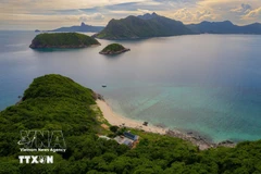 Посетители осматривают "Обезьяний остров" в Канзё на моторной лодке. (Фото: ВИА)