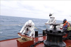 Моряки отрабатывают элементы учений по борьбе за живучесть корабля. (Фото: ВИА)