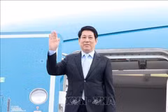 Президент государства Лыонг Кыонг в международном аэропорту Нойбай направляется для участия в 32-й Неделе высокого и высшего уровня АТЭС и проведения двусторонних мероприятий в Республике Корея. (Фото: ВИА)