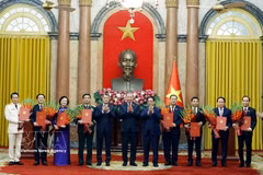 Генеральный секретарь, Президент государства То Лам вручает решения о назначении шести заместителей Премьер-министра, а также Министра общественной безопасности и Министра иностранных дел. Премьер-министр Ле Минь Хынг и бывший Премьер-министр Фам Минь Тьинь преподносят цветы и поздравляют. (Фото: ВИА)