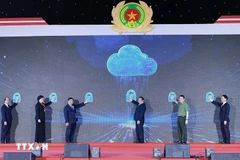 Премьер-министр Фам Минь Тьинь и делегаты торжественно открыли Национальный центр данных № 1 и объявили о вводе в официальную эксплуатацию Системы баз данных Национального центра данных. (Фото: ВИА)