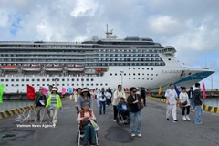 Судно, отправившееся из Гуанчжоу (Китай), доставило 2 613 иностранных туристов и 732 членов экипажа, прибыв в порт Чанмай. (Фото: ВИА)