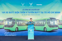 Нгуен Конг Нят, Генеральный директор VinBus, выступает на церемонии открытия 9 маршрутов электробусов. (Фото: ВИА)