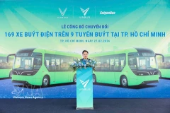 Нгуен Конг Нят, Генеральный директор VinBus, выступает на церемонии открытия 9 маршрутов электробусов. (Фото: ВИА)