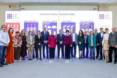 Посол Нгуен Минь Нгует с представителями ассоциаций и дипломатического корпуса в Софии. (Фото: ВИА)