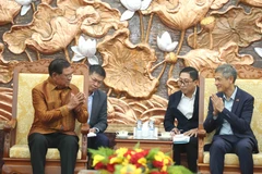 Посол Вьетнама в Королевстве Камбоджа Нгуен Минь Ву (справа) принимает заместителя председателя CPP Самдеч Кролахом Сар Кхенга по случаю традиционного праздника Чол Чнам Тмей 2026 года. (Фото: ВИА)