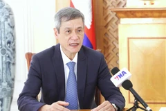 Посол Нгуен Минь Ву отвечает на вопросы в интервью о визите Генерального секретаря в Камбоджу. (Фото: ВИА)