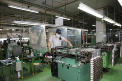 По итогам 2025 года сектор обрабатывающей промышленности занимает первое место по привлечению ПИИ: 5 829 новых зарегистрированных инвестиционных проектов с общим объёмом инвестиций более 75,4 млрд долларов США, что составляет 53,3% от общего объёма зарегистрированных инвестиций, привлечённых в Хошимин. (Фото: kinhtedothi.vn)