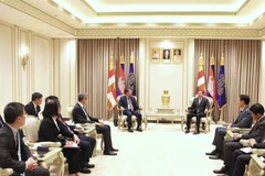 Постоянный заместитель министра иностранных дел Нгуен Минь Ву встречается с первым заместителем Премьер-министра Камбоджи Нет Савоеном. (Фото: ВИА)