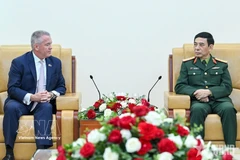 Генерал армии Фан Ван Зянг принимает помощника государственного секретаря США Майкла Джорджа Десомбре. Фото: qdnd.vn