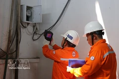 Бригада управления электрическими сетями Электроэнергетической компании Биньчань проводит проверку и несёт дежурство на 34 избирательных участках на территории общины Биньхынг, города Хошимин. (Фото: ВИА)