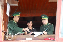 Рыбаки провинции Нгеан подписывают обязательство не заниматься незаконным промыслом рыбных продуктов (ННН). (Фото: ВИА)