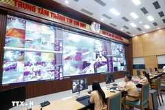 Кадры и бойцы дорожной полиции осуществляют круглосуточный мониторинг дорожного движения с помощью ИИ-камер в Информационно-командном центре Департамента дорожной полиции Министерства общественной безопасности Вьетнама. (Фото: ВИА)