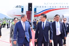 Министр промышленности и торговли Вьетнама Ле Мань Хунг встречает Премьер-министра Камбоджи Самдеч Моха Бовор Тхипадеи Хун Манета в международном аэропорту Нойбай (Ханой). Фото: ВИА