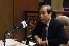 Профессор Ву Минь Кхыонг из Школы государственной политики имени Ли Куан Ю даёт интервью корреспонденту ВИА в Сингапуре. Фото: ВИА