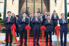 Генеральный секретарь То Лам и Президент Лыонг Кыонг вместе с делегатами принимают участие в церемонии передачи объекта. (Фото: ВИА)