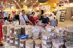 Покупатели совершают покупки в супермаркете WinMart Тханглонг, Ханой. (Фото: ВИА)