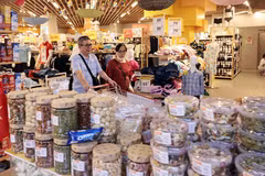 Покупатели совершают покупки в супермаркете WinMart Тханглонг, Ханой. (Фото: ВИА)