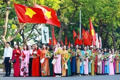 К 70-летию освобождения столицы (10.10.1954 – 10.10.2024 гг.) жители Ханоя подняли государственный флаг, исполнили гимн и воссоздали первую церемонию поднятия флага, состоявшуюся в Ханое 10 октября 1954 года. (Фото: ВИА)