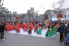 Утром 21 февраля 2026 года (5-й день праздника Тэт Бинь Нго) на площади Донгкиньнгхиатхук (Ханой) Народный комитет квартала Хоанкием провёл церемонию открытия фестиваля "Человеческие шахматы" по случаю весны Бинь Нго. (Фото: ВИА)