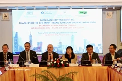 Руководство Центра содействия торговле и инвестициям города Хошимина (ITPC) и делегация штата Орегон (США) председательствуют на форуме. (Фото: ВИА)