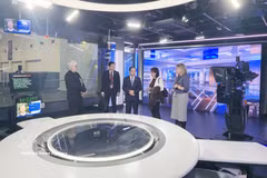 Член Политбюро, секретарь ЦК КПВ, Заведующий Отделом ЦК КПВ по пропаганде и политическому воспитанию Чинь Ван Кует осматривает производственную инфраструктуру ABC. Фото: ВИА