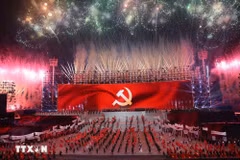 Яркое масштабное художественное фейерверк-шоу, словно величественная героическая симфония, приветствует успех XIV Всевьетнамского партийного съезда. (Фото: ВИА)