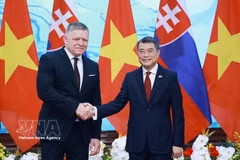 Премьер-министр Правительства Ле Минь Хынг и Премьер-министр Словацкой Республики Роберт Фицо на совместном фотографировании. (Фото: ВИА)