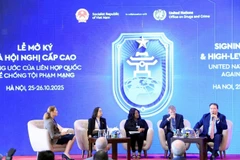 Участники обсуждают вопросы на круглом столе. (Фото: ВИА)